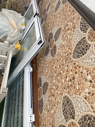 2 Ventanas con Persianas y 1 Puerta
