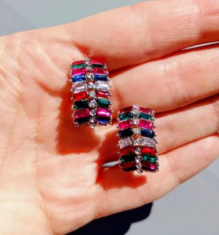 Pendientes antiguos multicolor.