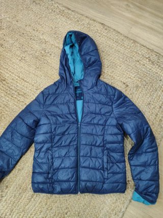 Chaqueta acolchada azul y verde