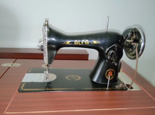 Máquina de coser Alfa con mueble