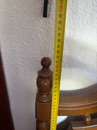 Cama de madera estilo clásico