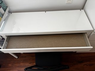 Tocador IKEA MALM Blanco con silla negra