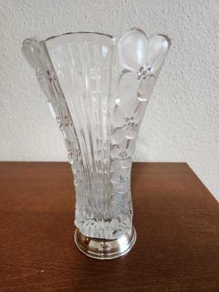 Jarrón de cristal con base de plata