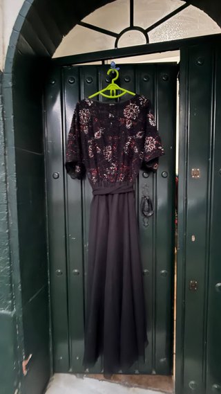Vestido negro con detalles florales hecho en Londr