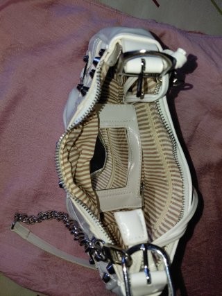 Bolso blanco con cadena