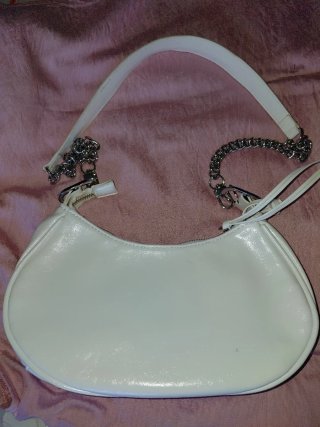 Bolso blanco con cadena