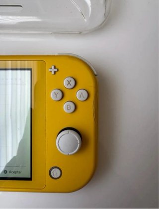 Nintendo Switch Lite gialla + FIFA 21 + caricabatterie