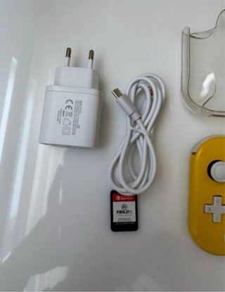 Nintendo Switch Lite gialla + FIFA 21 + caricabatterie