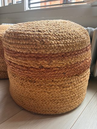 2 Pouf bassi in rafia beige con strisce granate