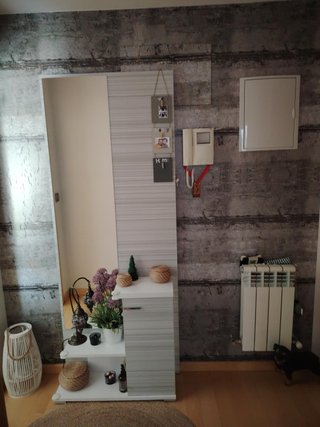 Mueble recibidor gris y blanco