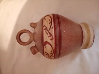 Botijo vintage de barro con decoración