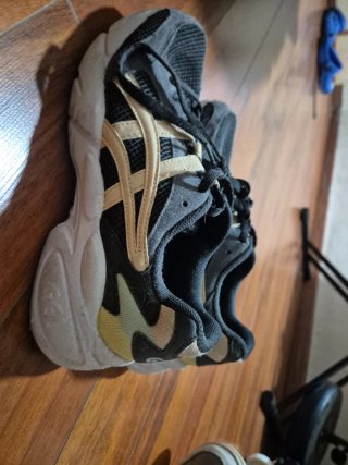 Zapatillas ASICS grises y beige