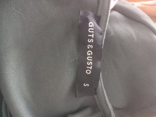 Camiseta verde con cinturón