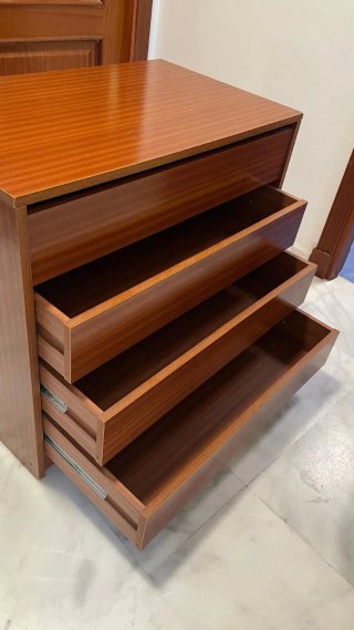 Cómoda de madera marrón