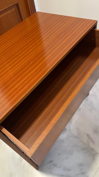 Cómoda de madera marrón