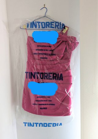 Vestido fiesta rosa con lazo en la parte frontal.