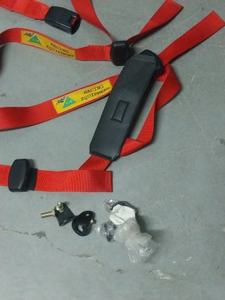 Arnés de seguridad rojo para carreras