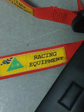 Arnés de seguridad rojo para carreras