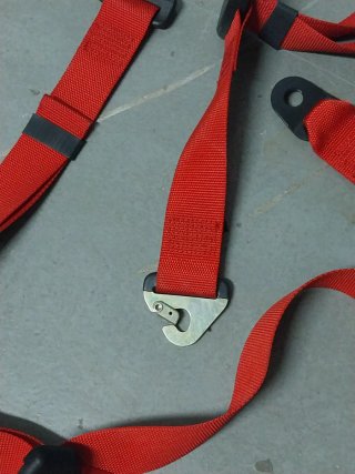 Arnés de seguridad rojo para carreras