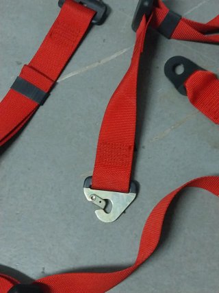 Arnés de seguridad rojo para carreras