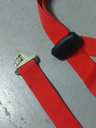 Arnés de seguridad rojo para carreras