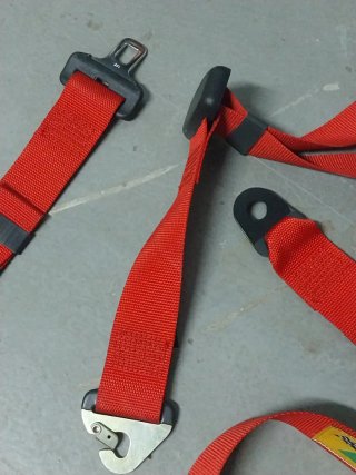 Arnés de seguridad rojo para carreras