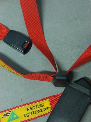 Arnés de seguridad rojo para carreras