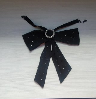 Collar de lazo negro con pedrería