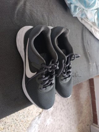 Zapatillas Nike grises y blancas