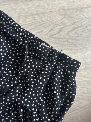 Falda con Pantalon corta negra con puntos blancos