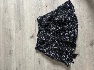 Falda con Pantalon corta negra con puntos blancos
