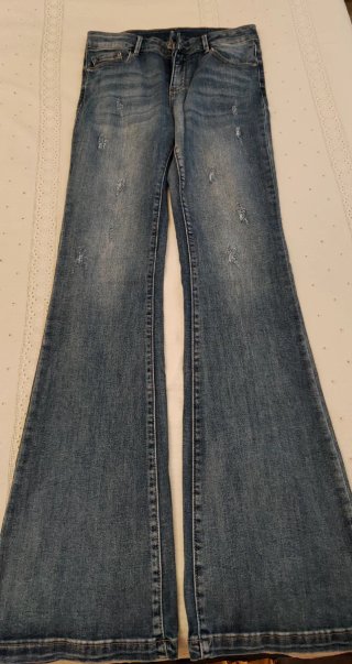 Pantalones vaqueros campana desgastados