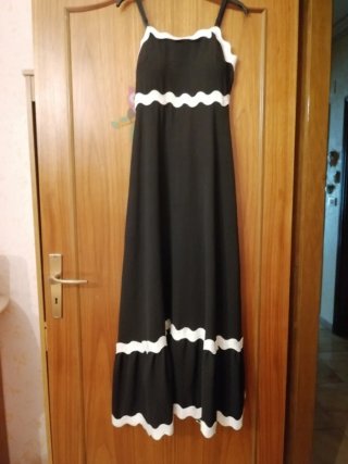 Abito lungo elegante nero con dettagli bianchi
