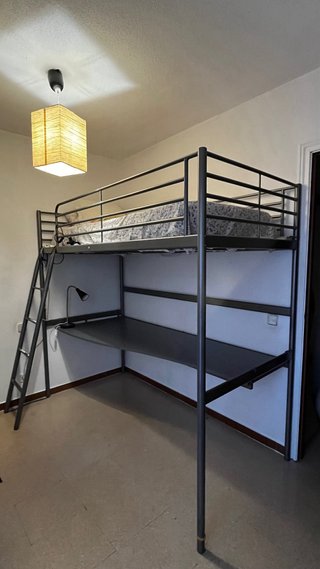Cama alta IKEA SVÄRTA con escritorio