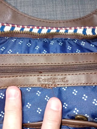 Bolso beige con adornos de mariposas y abejas