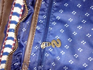 Bolso beige con adornos de mariposas y abejas