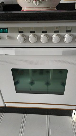 Horno blanco con puerta de cristal marca Fagor