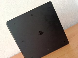 PS4 Slim 1TB Sony con todos los cables