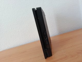 PS4 Slim 1TB Sony con todos los cables