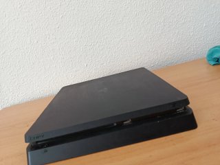 PS4 Slim 1TB Sony con todos los cables