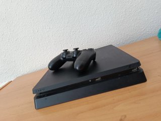 PS4 Slim 1TB Sony con todos los cables
