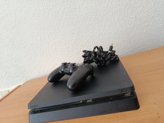 PS4 Slim 1TB Sony con todos los cables