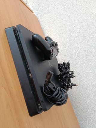 PS4 Slim 1TB Sony con todos los cables
