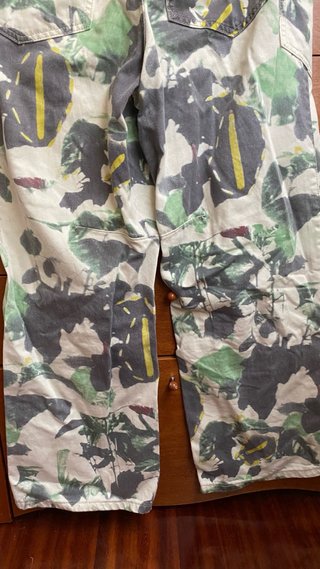 Pantalón cargo Parfois estampado