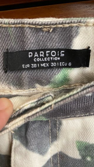 Pantalón cargo Parfois estampado