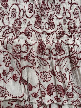 Vestido blanco y burdeos floral