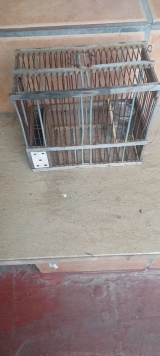 Jaula de madera antigua