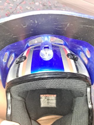 Casco de moto azul con estrellas