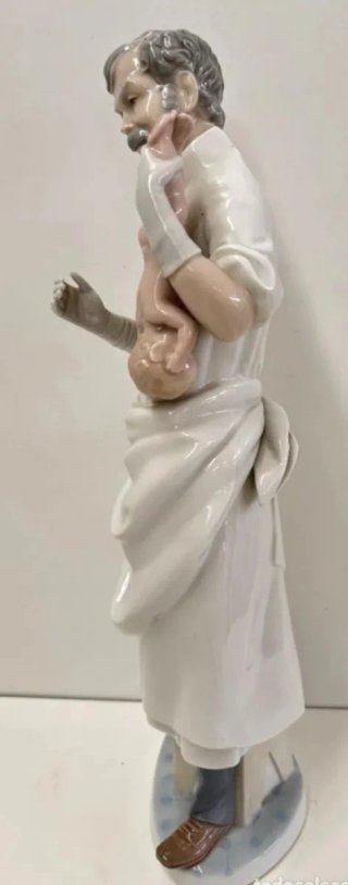 FIGURA LLADRO DE CERAMICA MEDICO CON NIÑO.