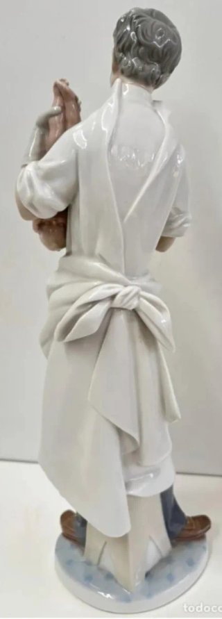 FIGURA LLADRO DE CERAMICA MEDICO CON NIÑO.